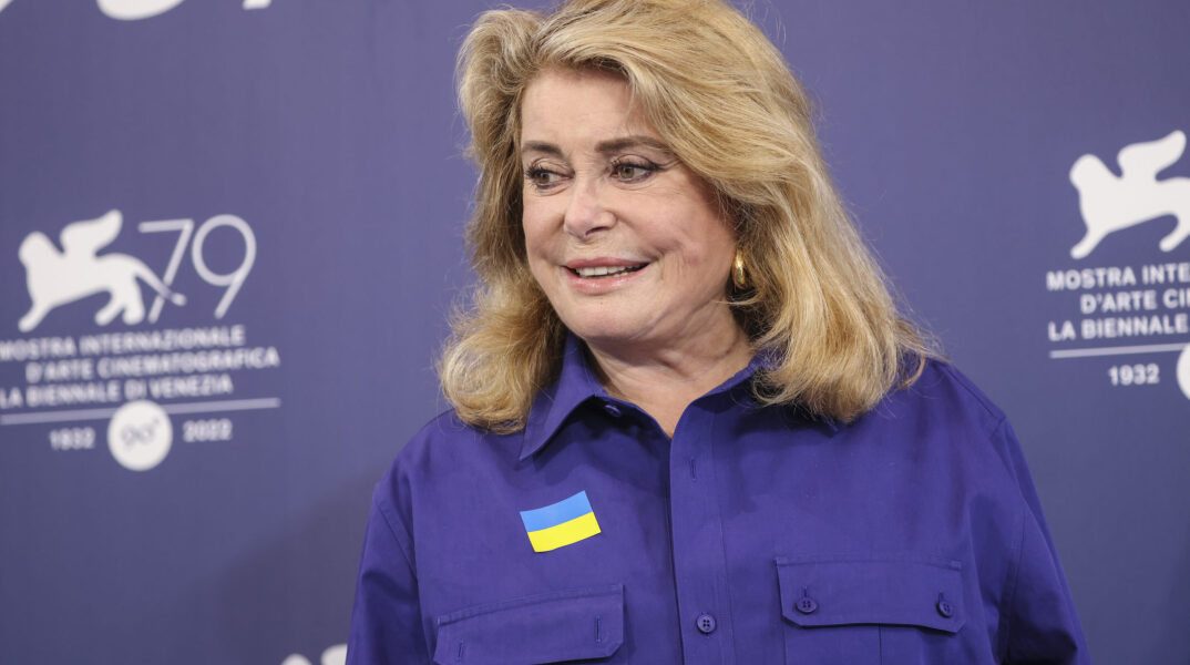 Φεστιβάλ της Βενετίας: Η Κατρίν Ντενέβ με σημαία της Ουκρανίας στο πέτο
