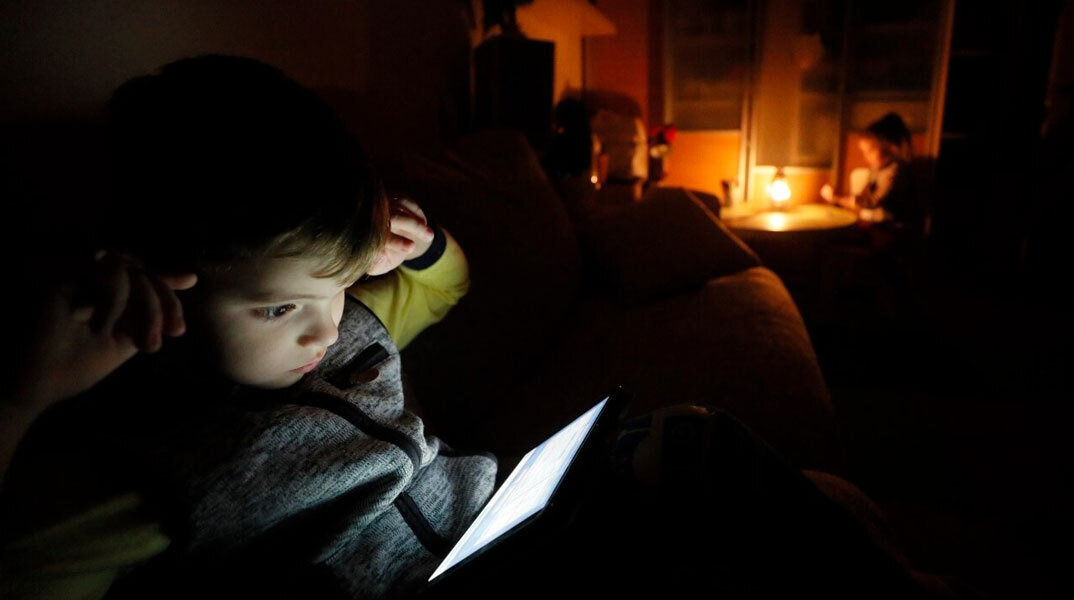 Οι οικογένειες στο Κίεβο δοκιμάζονται από τις διακοπές ρεύματος, καθώς οι Ρώσοι συνεχίζουν να βομβαρδίζουν υποδομές ενέργειας