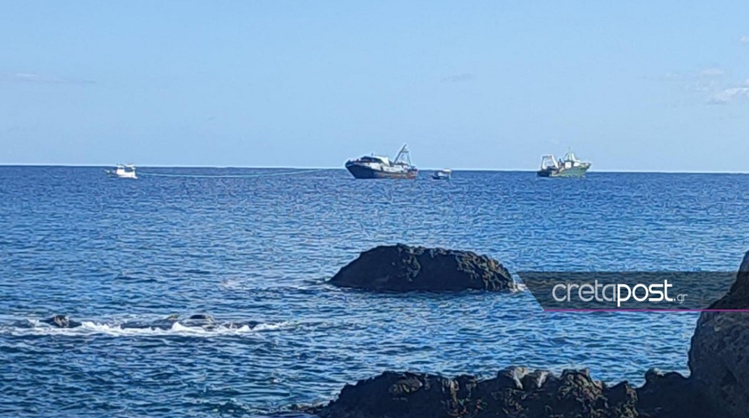 Έφτασε στην Παλαιόχωρα το αλιευτικό με τους 500 μετανάστες