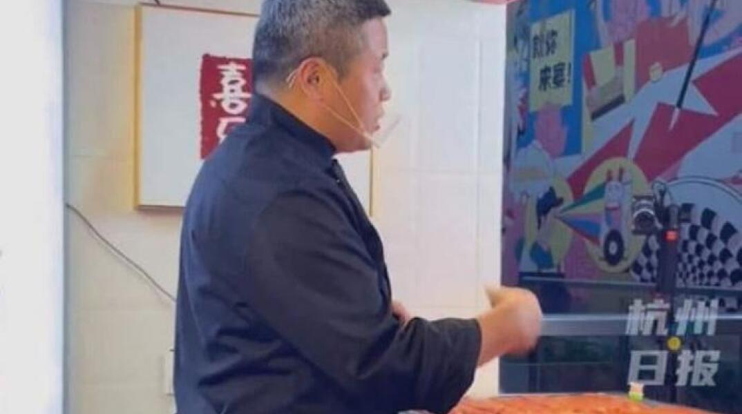 Kίνα: Πρώην πλούσιος πουλάει λουκάνικα στον δρόμο για να ξεχρεώσει