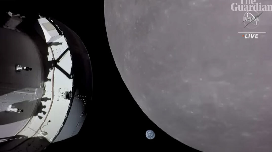 Το σκάφος Orion της αποστολής Artemis 1 δίπλα στη Σελήνη με τη Γη στο βάθος