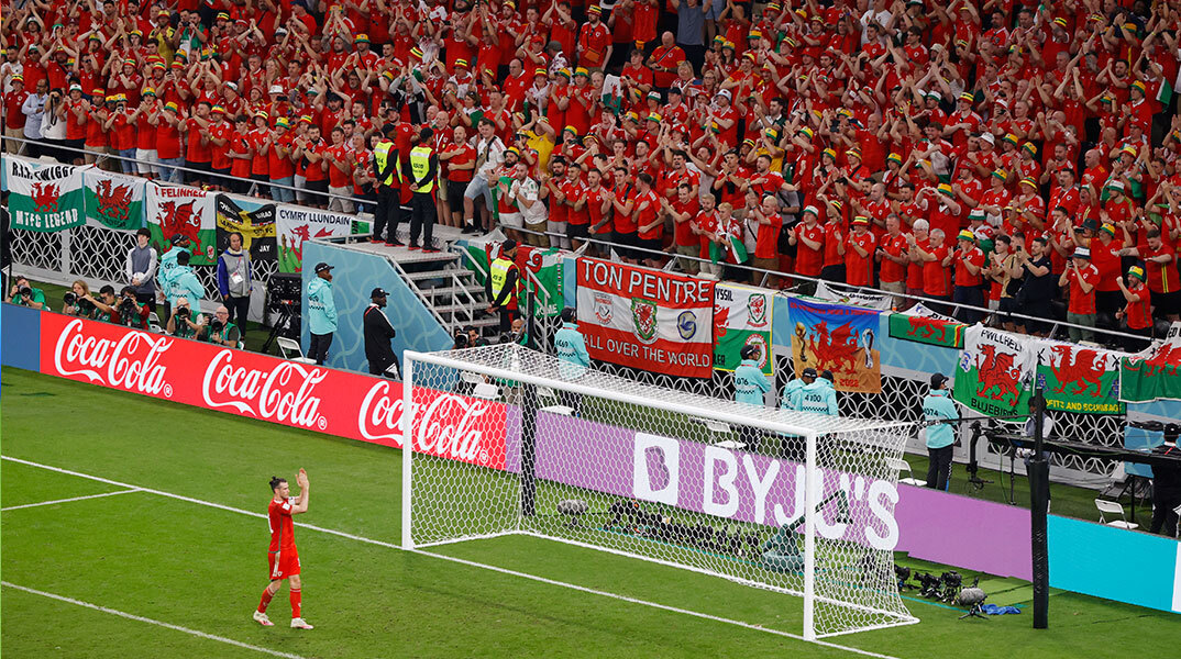 Οπαδοί της Ουαλίας στο Μουντιάλ του Κατάρ αποθεώνουν τον Γκάρεθ Μπέιλ μετά την ισοπαλία με τις ΗΠΑ