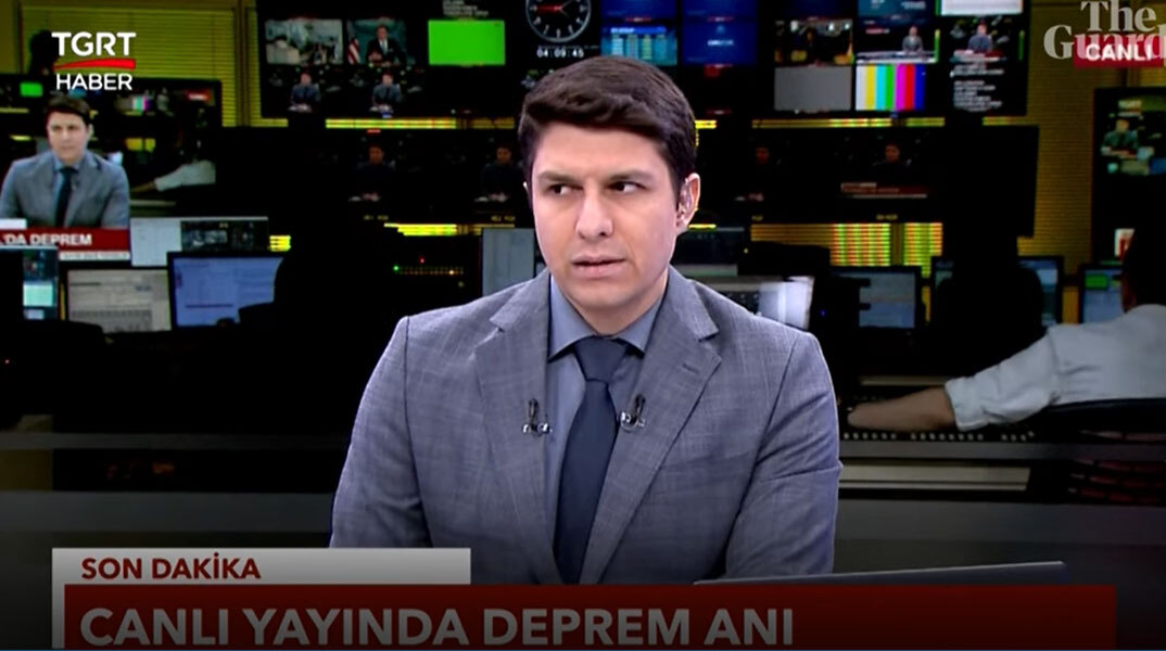 Ο Τούρκος παρουσιαστής καταλαβαίνει τον σεισμό στην Τουρκία ενώ βρίσκεται on air