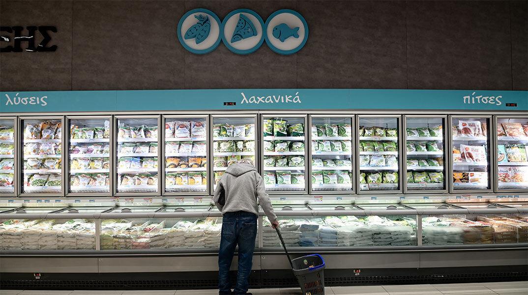 Πολίτης μπροστά από ράφι σούπερ μάρκετ