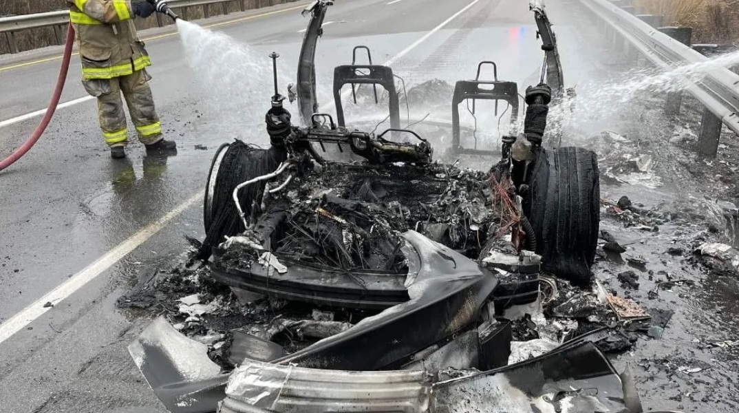  Φωτιά σε Tesla χρειάστηκε 45 τόνους νερό για να σβήσει!