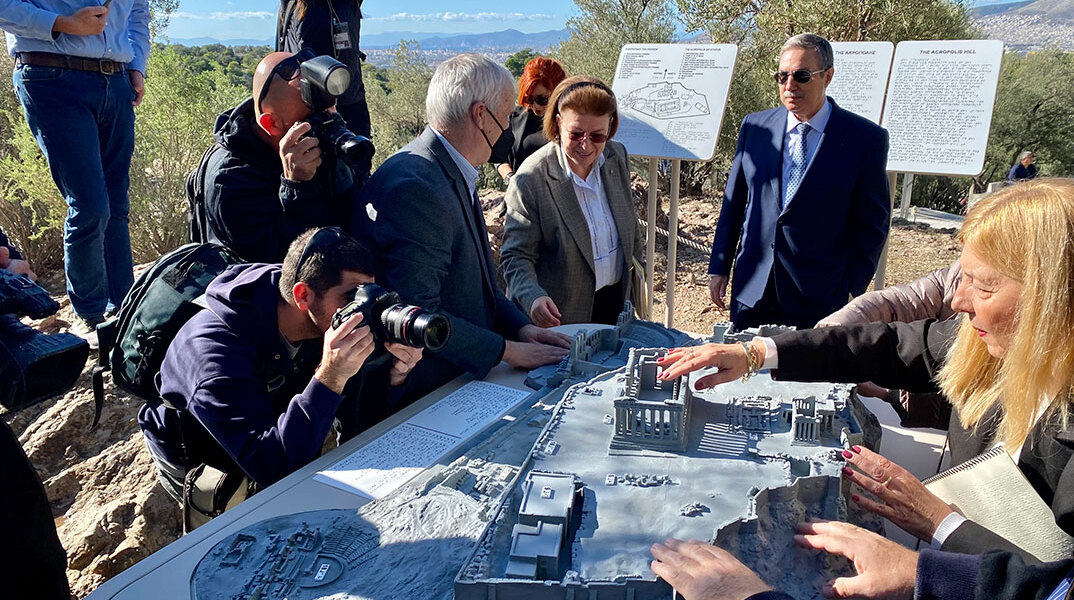 Αντώνης Παπαδημητρίου, Λίνα Μενδώνη, Μαρία Τζεβελέκου στο απτικό πρόπλασμα της Ακρόπολης