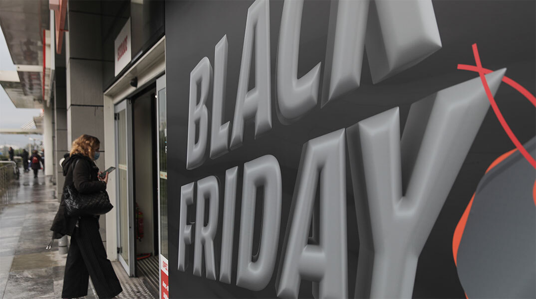 Καταναλωτής εισέρχεται σε κατάστημα ηλεκτρονικών ειδών