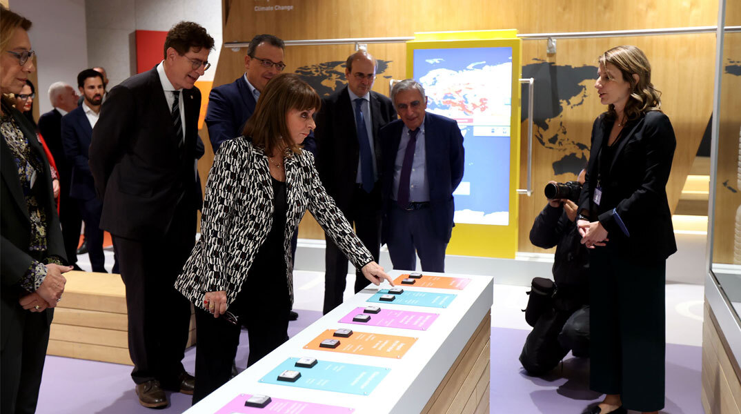 Η Πρόεδρος της Ελληνικής Δημοκρατίας, Κατερίνα Σακελλαροπούλου διαπιστώνει ιδίοις όμμασι τη διαφορά κατανάλωσης νερού μεταξύ της οικολογικής και συμβατικής λειτουργίας ενός πλυντηρίου ρούχων