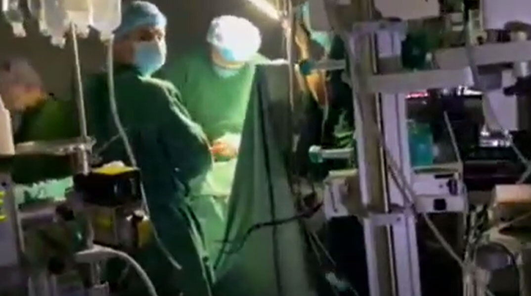 Γιατροί στην Ουκρανία χειρουργούν εν μέσω black out σε νοσοκομείο στο Κίεβο
