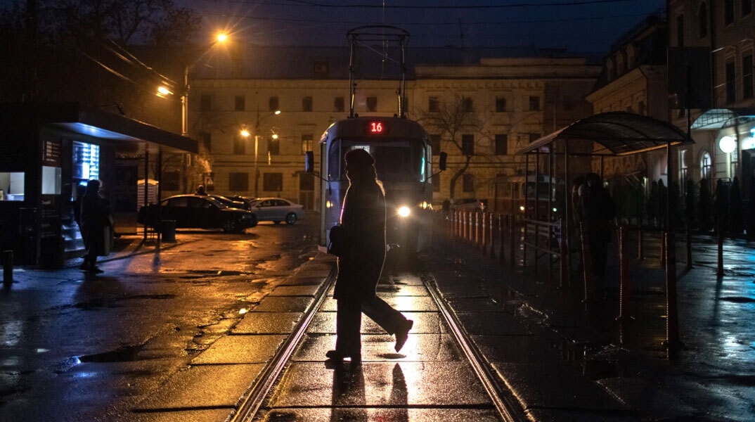 Κάτοικος στο Κίεβο περπατά στο σκοτάδι, καθώς τα μπλακ άουτ συνεχίζονται στην ουκρανική πρωτεύουσα