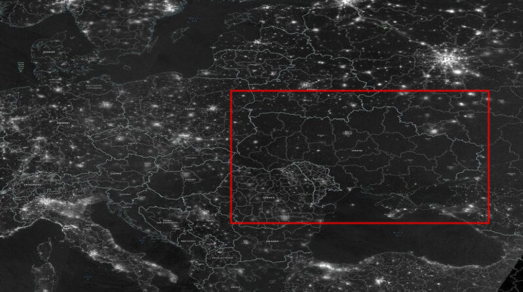 Εικόνα από δορυφόρο δείχνει την Ουκρανία βυθισμένη στο σκοτάδι μετά τους ρωσικούς βομβαρδισμούς