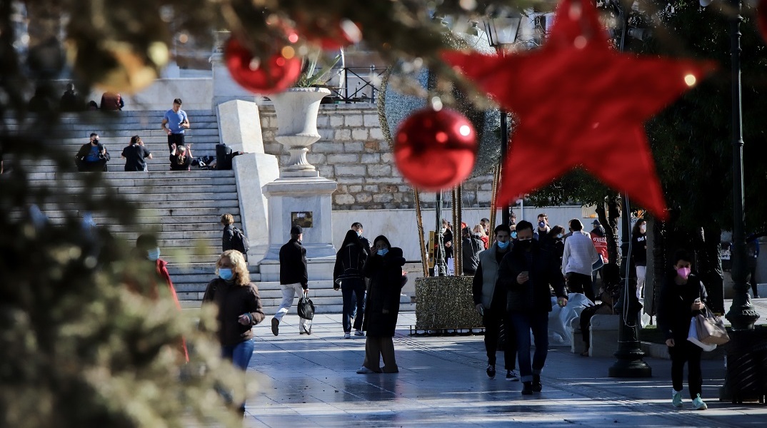 Στην πλατεία Συντάγματος το 21 μέτρων χριστουγεννιάτικο δέντρο