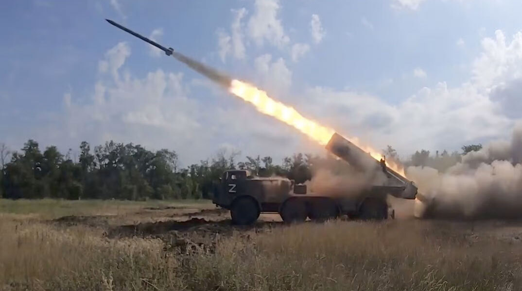 Ρωσικός πύραυλος εκτοξεύεται στην Ουκρανία, καθώς οι μάχες συνεχίζονται στα νότια της χώρας