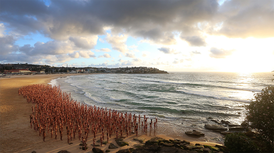 2.500 άνθρωποι πόζαραν γυμνοί σε παραλία