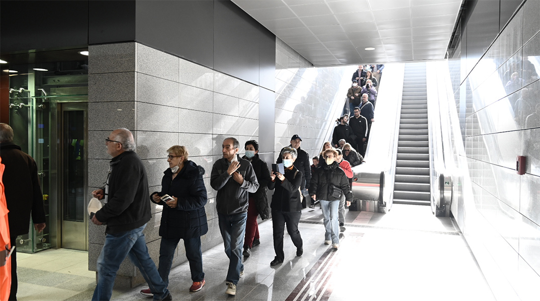 Πλήθος κόσμου τον σταθμό «Παπάφη» του μετρό Θεσσαλονίκης