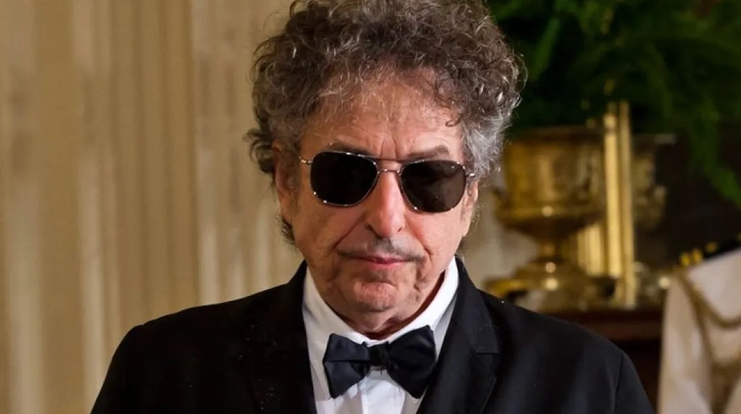 Ο Bob Dylan ζητά συγγνώμη για το σκάνδαλο με τα πλαστά αυτόγραφα