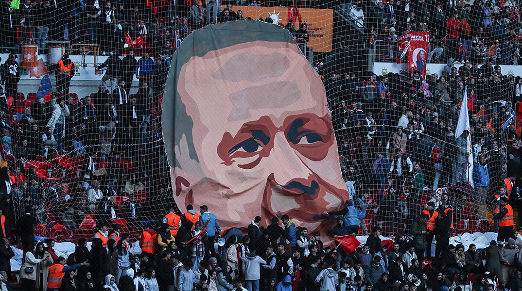 Πανό για τον Ερντογάν σε προεκλογική εκστρατεία στην Κωνσταντινούπολη
