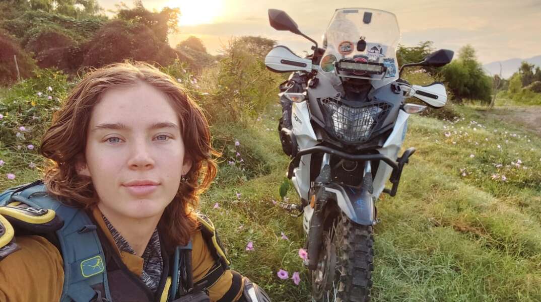Η γυναίκα που φιλοδοξεί να γίνει η νεότερη που θα διασχίσει τον κόσμο με μοτοσικλέτα