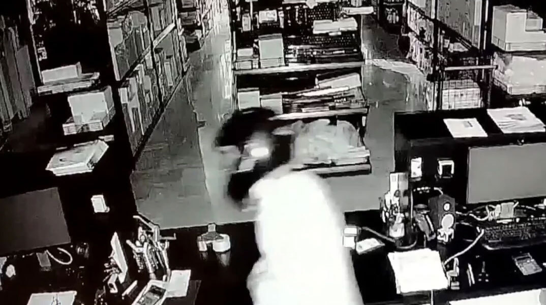 Ο ληστής με το μεταλλικό φρεάτιο και το σφυρί μέσα σε κατάστημα στα Βόρεια Προάστια