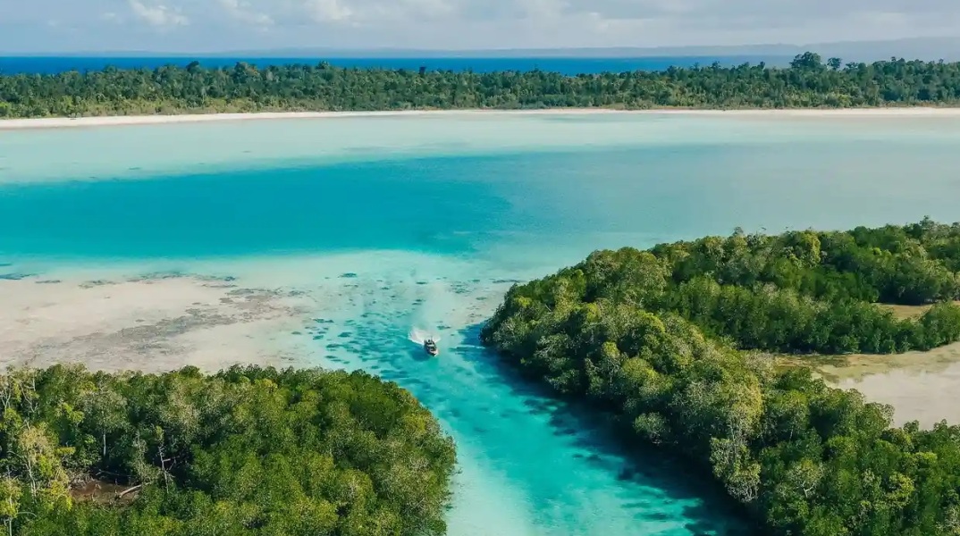 Η Ινδονησία βγάζει σε δημοπρασία «ανέπαφο» αρχιπέλαγος 100 νησιών