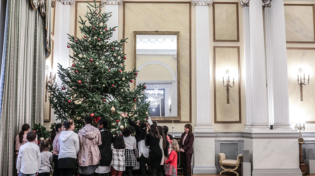 Η ΠτΔ παρέα με παιδιά στολίζουν το δέντρο στο Προεδρικό Μέγαρο