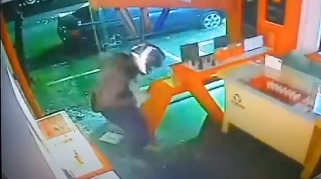 Βίντεο - ντοκουμέντο από ληστεία σε κατάστημα γνωστής αλυσίδας