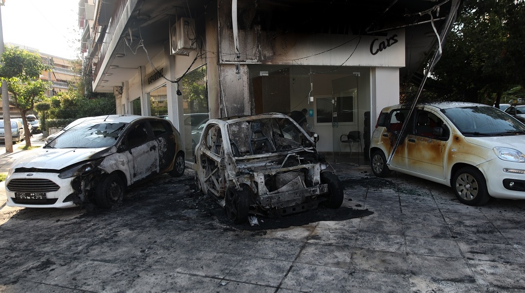 Eμπρηστική επίθεση σε μάντρα αυτοκινήτων στην Καισαριανή