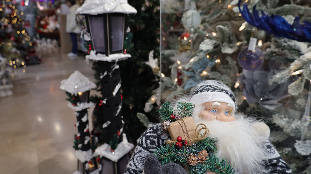 Το εορταστικό ωράριο καταστημάτων για Χριστούγεννα 2022 ξεκινά την Κυριακή 11 Δεκεμβρίου με τα μαγαζιά να είναι ανοιχτά από τις 11:00 το πρωί