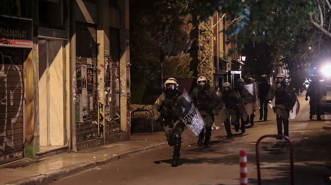 Αστυνομικοί στα Εξάρχεια μετά την επίθεση με μολότοφ στη διμοιρία των ΜΑΤ στη Χαριλάου Τρικούπη