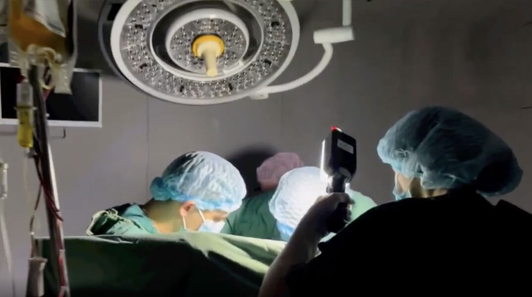 Ουκρανοί γιατροί στο Κίεβο κάνουν χειρουργείο με ρεύμα από γεννήτρια