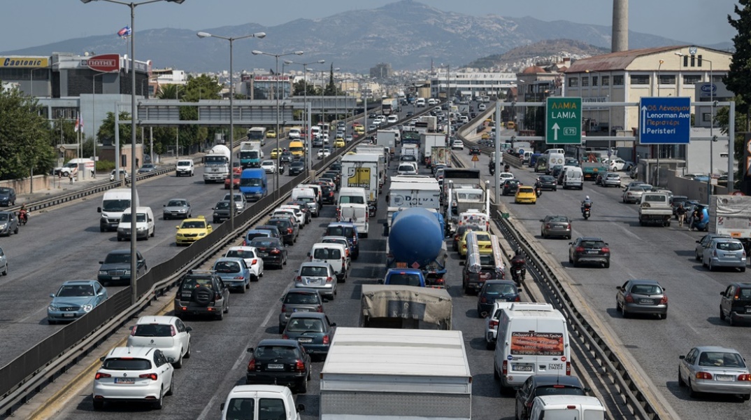 Αυτοκίνητα «κολλημένα» στην κίνηση στον Κηφισό