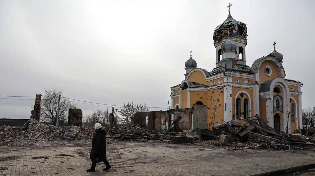 Τρύπες από σφαίρες στους τοίχους εκκλησίας στην Ουκρανία