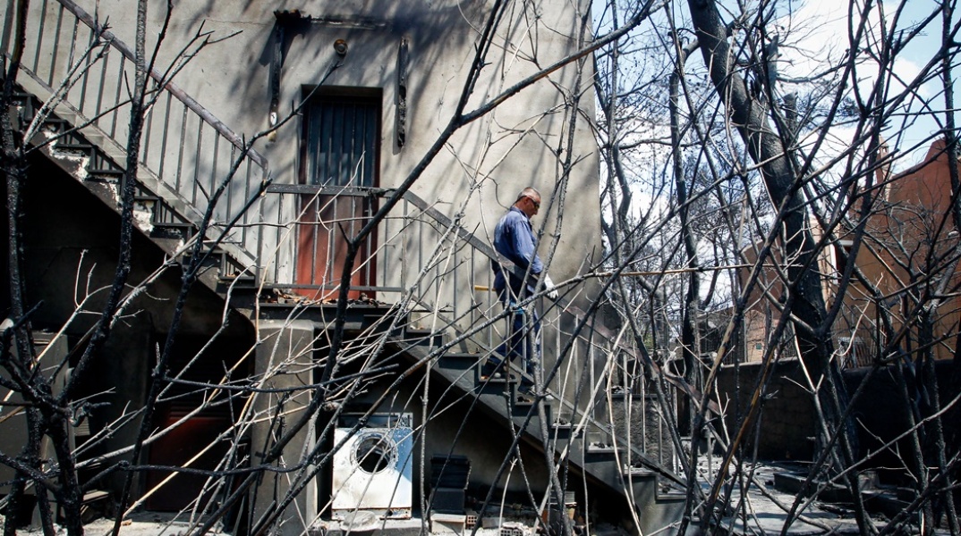 Καμένο κτίριο από τη φωτιά στο Μάτι