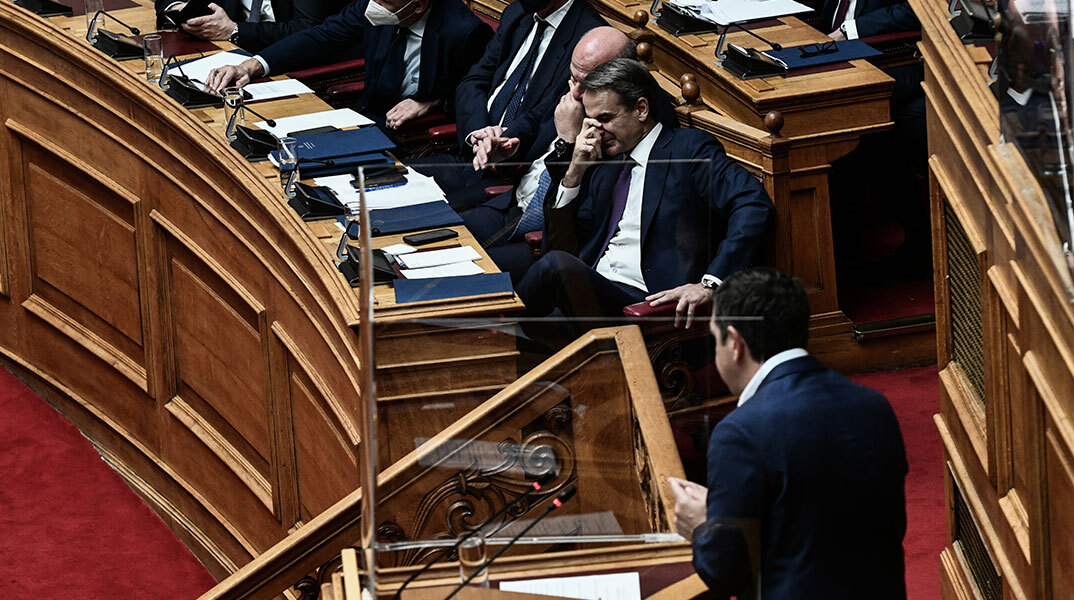 Αλέξης Τσίπρας και Κυριάκος Μητσοτάκης στη Βουλή κατά τη διάρκεια της συζήτησης για τις παρακολουθήσεις