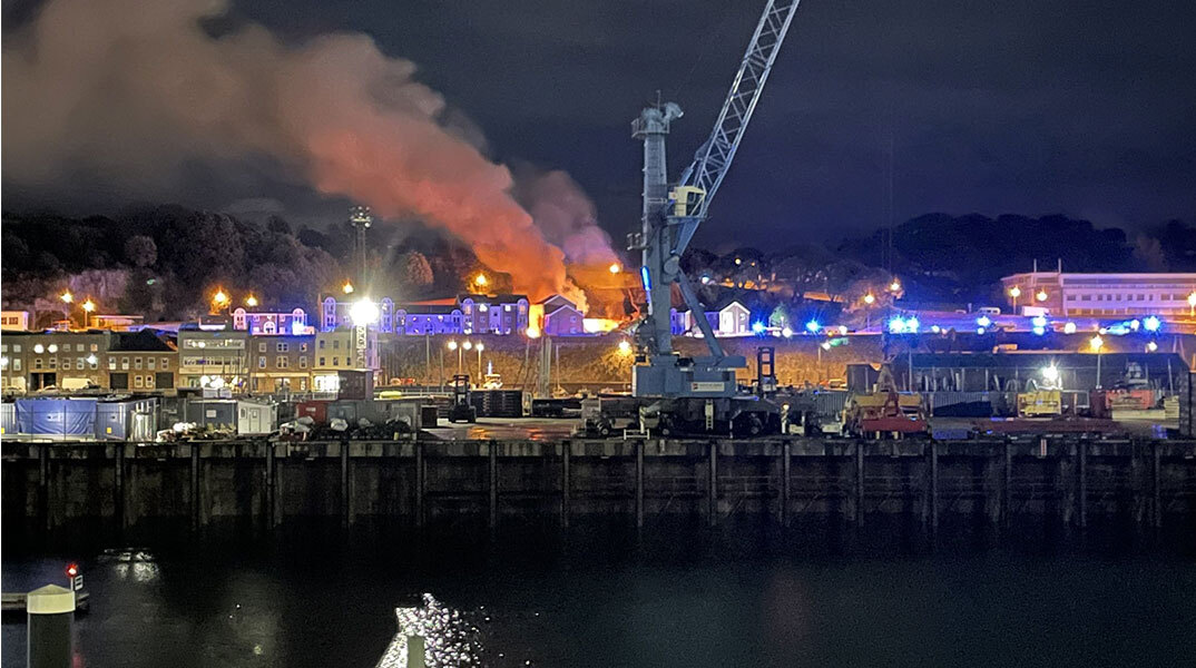 Η φωτιά που ξέσπασε στη νήσο Τζέρσεϊ της Βρετανίας μετά την ισχυρή έκρηξη