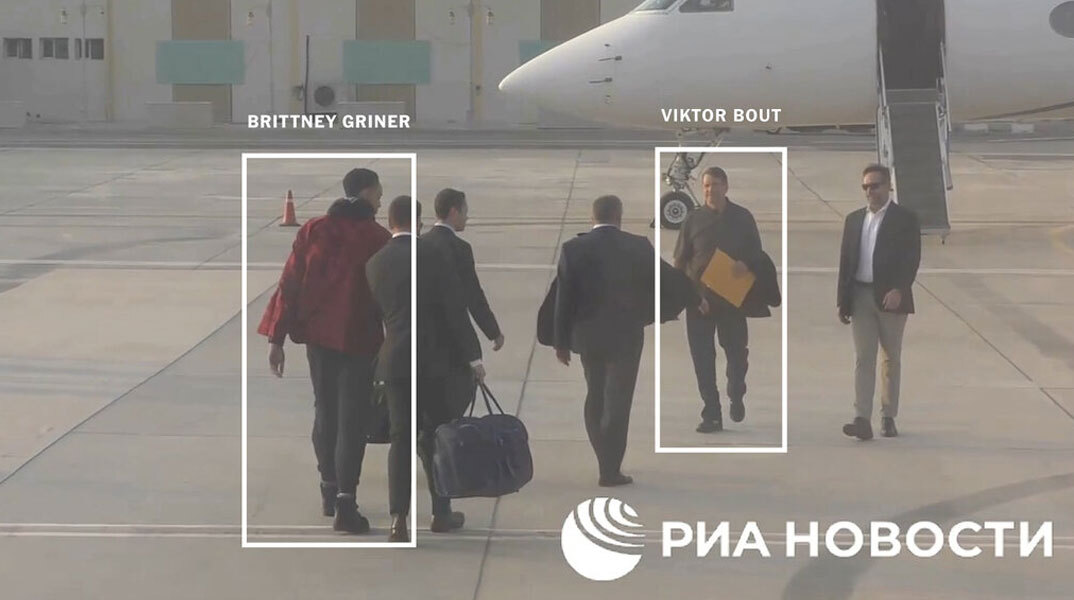 Εικόνα από την ανταλλαγή των κρατουμένων Βίκτορ Μπουτ και Μπρίτνεϊ Γκράινερ στο αεροδρόμιο
