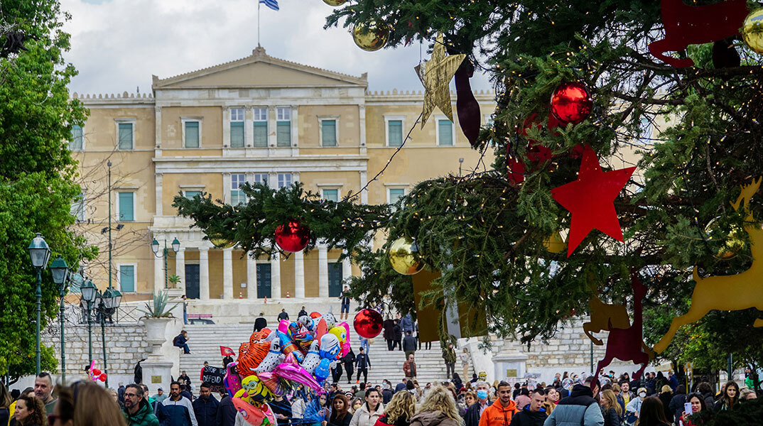 Το εορταστικό ωράριο Χριστουγέννων 2022 κάνει πρεμιέρα την Κυριακή 11 Δεκεμβρίου με ανοιχτά μαγαζιά στην Αθήνα