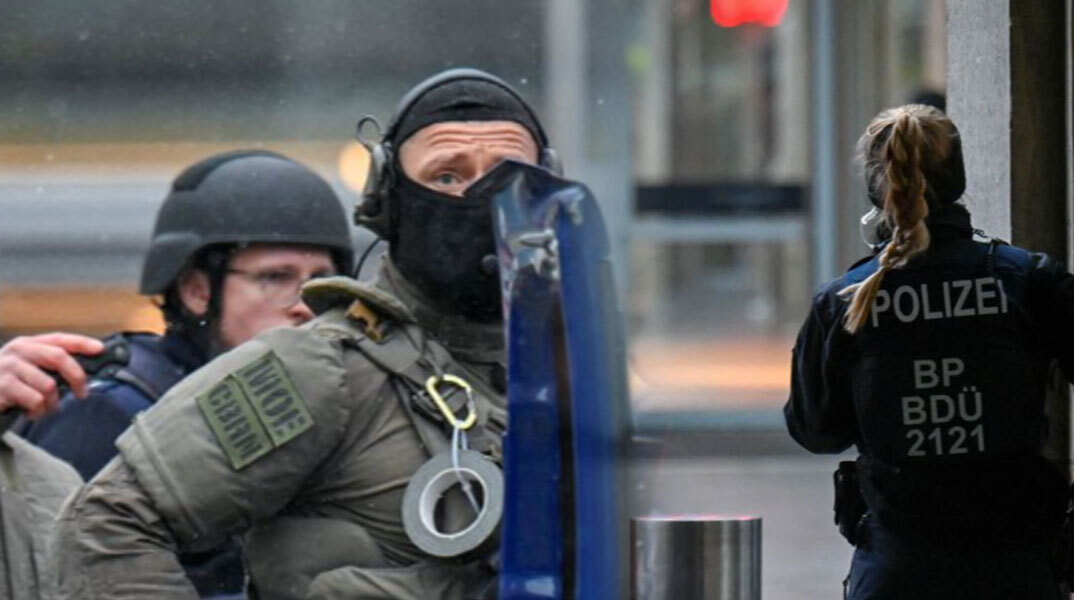 Γερμανοί αστυνομικοί έξω από το εμπορικό κέντρο στη Δρέσδη, όπου σημειώθηκε η ομηρία