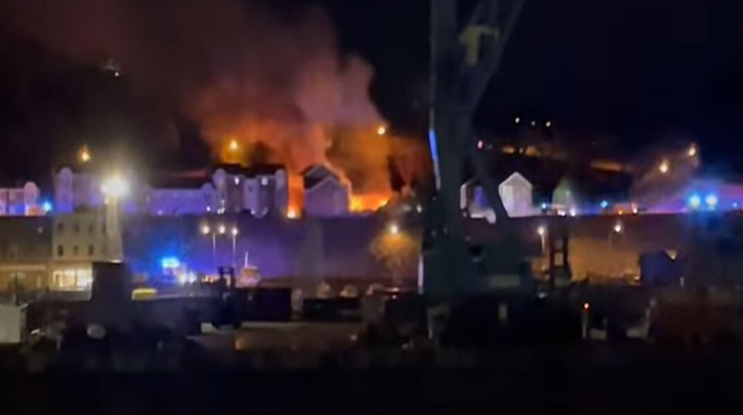 Κόλαση φωτιάς στο νησί Τζέρσεϊ στη Βρετανία μετά την ισχυρή έκρηξη