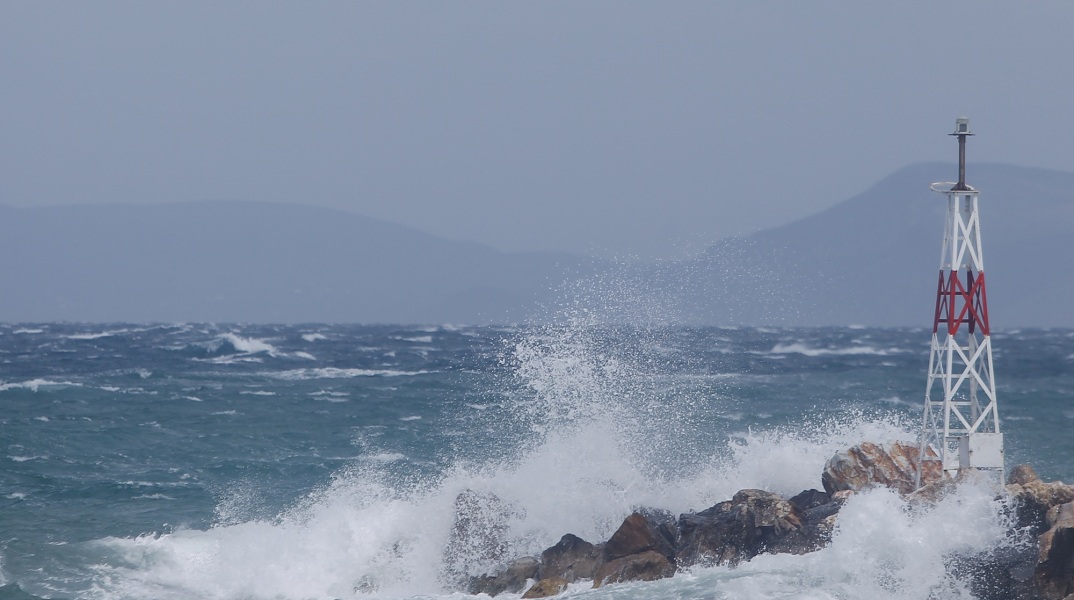 Προβλήματα στα ακτοπλοϊκά δρομολόγια σε Πειραιά, Ραφήνα και Λαύριο λόγω ισχυρών ανέμων