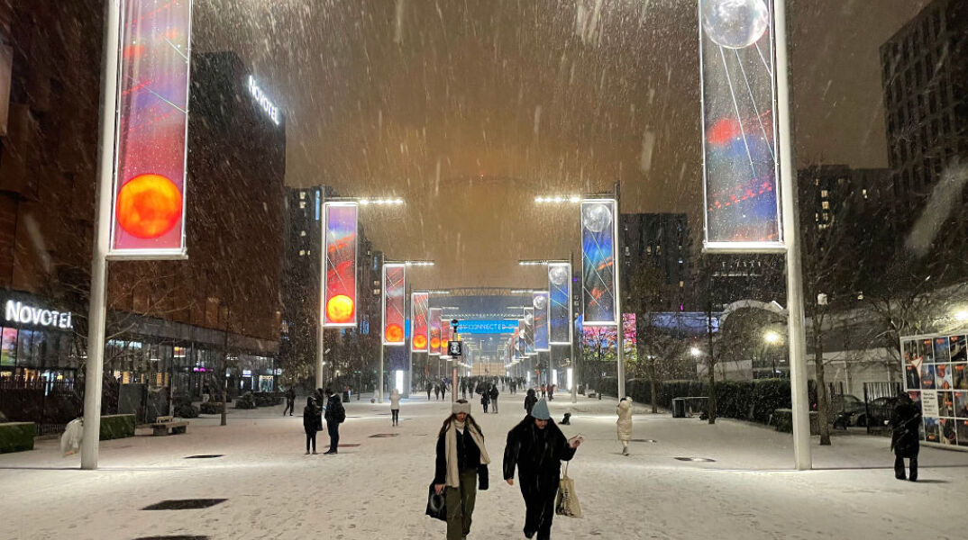 Σφοδρή κακοκαιρία στο Λονδίνο: Χιόνια, ακυρώσεις πτήσεων και… αλεπούδες στον δρόμο