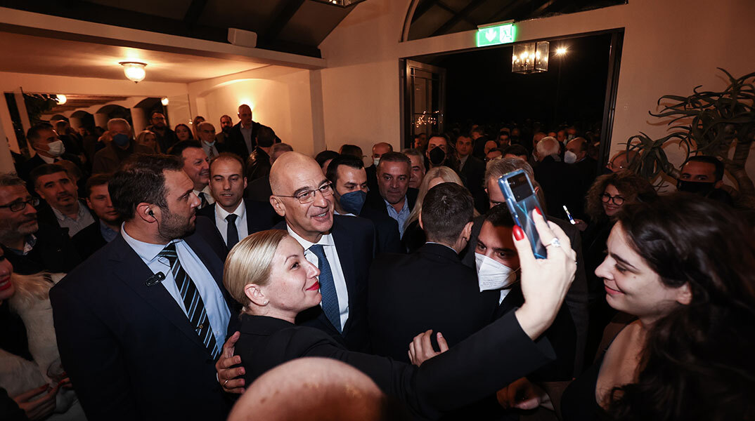 Ο Νίκος Δένδιας βγάζει selfie με ψηφοφόρους σε προεκλογική εκδήλωση στο Golf της Γλυφάδας