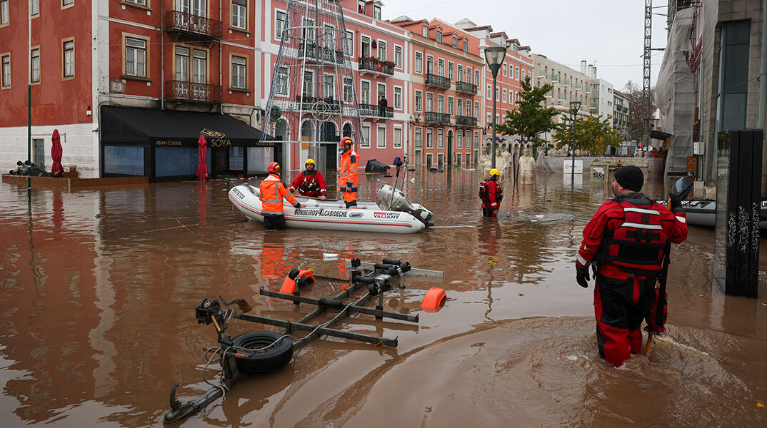 Με βάρκες στη Λισαβόνα οι διασώστες σε πλημμυρισμένους δρόμους