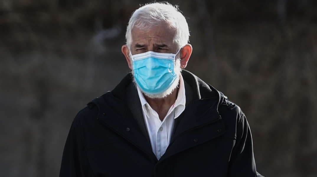 Ο Πέτρος Φιλιππίδης φορώντας μάσκα προσέρχεται στο δικαστήριο