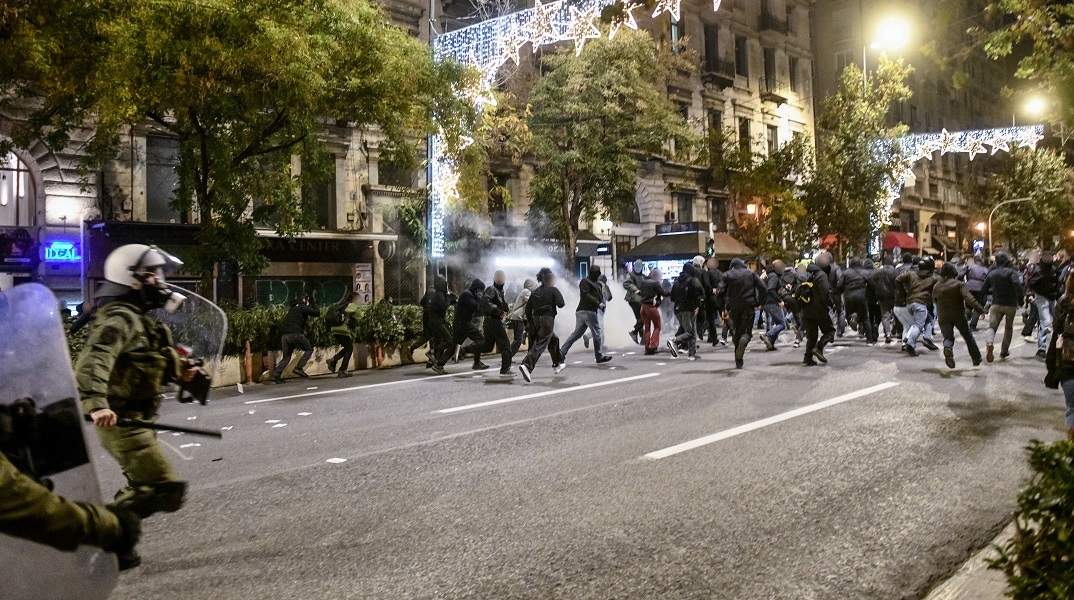 Ένταση στο κέντρο της Αθήνας στην πορεία για τον 16χρονο Ρομά