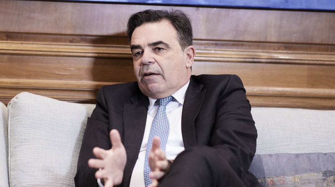 Στην αντεπίθεση ο Μαργαρίτης Σχοινάς για το Qatargate: Πήρα δώρο μια μπάλα και ένα κουτί σοκολάτες