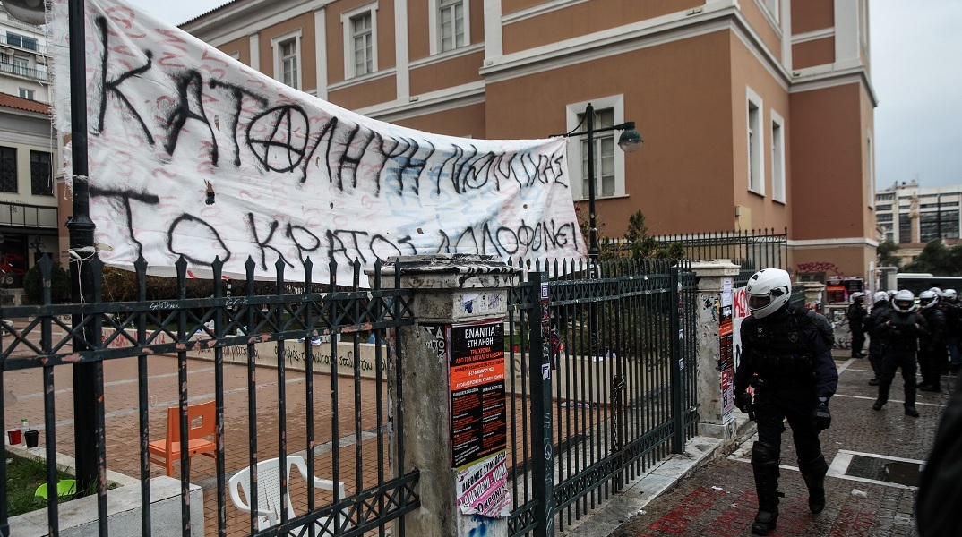 θάνατος 16χρονου Ρομά: Ένταση έξω από τη Νομική
