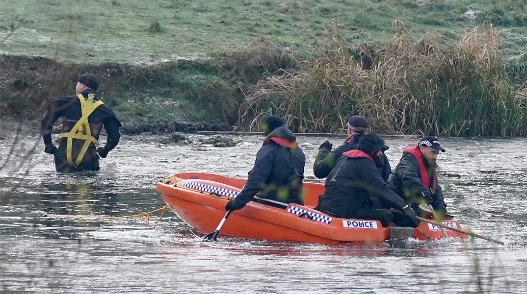 Στιγμιότυπο από την επιχείρηση διάσωσης στην παγωμένη λίμνη στο Μπέρμιγχαμ