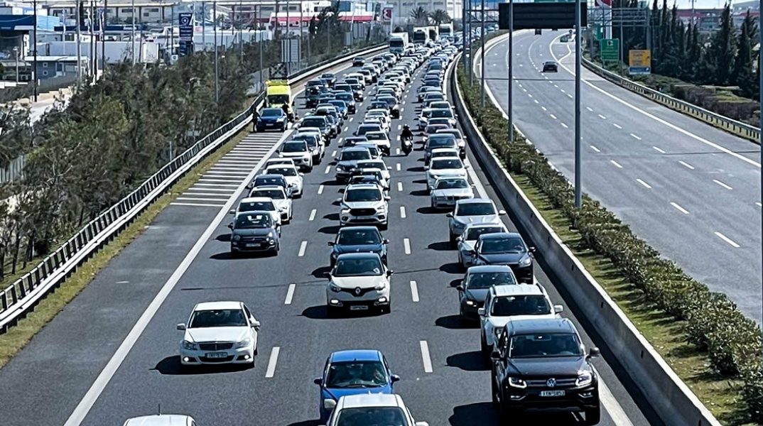 Αυτοκίνητα σχηματίζουν ουρές στην Αττική Οδό