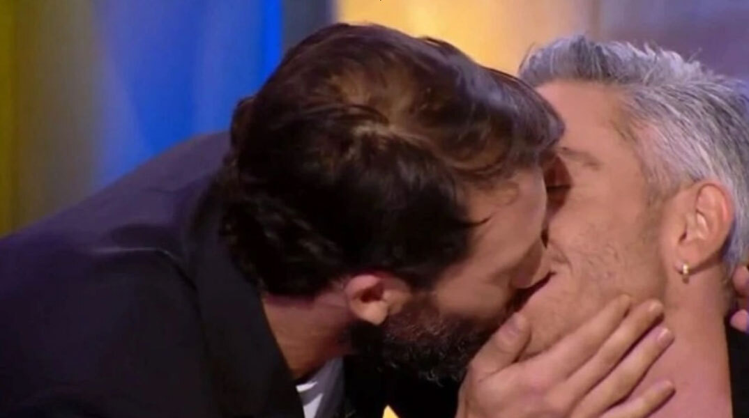 O Αντίνοος Αλμπάνης δίνει φιλί στον Θεοχάρη Ιωαννίδη